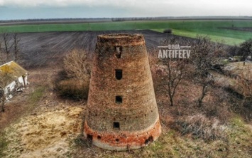 Запорожец поделился фотографиями старинной немецкой мельницы с высоты