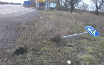 На трассе Днепр-Запорожье от ветра попадали дорожные знаки