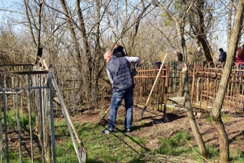 Субботник состоялся на Старорусском кладбище в Симферополе