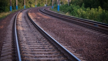 "Тело отбросило на 50 метров": в Киевской области поезд насмерть сбил молодого парня