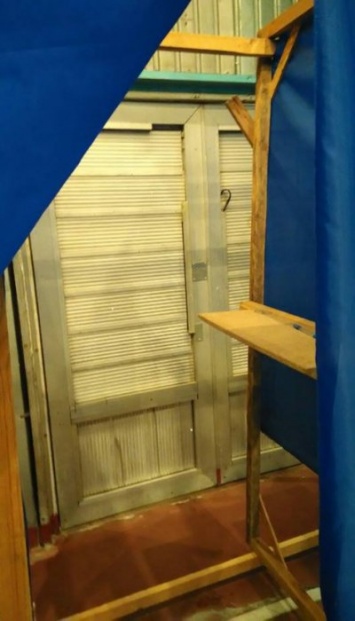 На одном из участков в Николаеве двери открываются прямо в кабинку для голосования