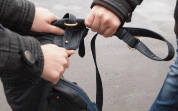 На рынке в Новой Каховке у 57-летней женщины украли сумку