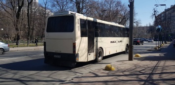 Порошенко с автобусом охраны, Кличко - на велосипеде, Ляшко в красном шарфике. Как проголосовали политические випы