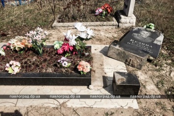 В Павлограде на кладбище повалено несколько десятков памятников (ФОТО)