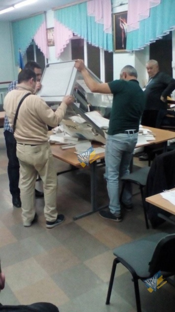 На участке в Николаевской области наблюдателей оттеснили в подсобку и высыпали содержимое урн на один стол