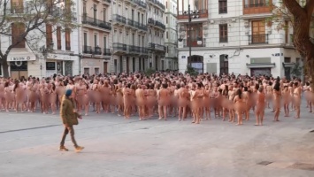 В Испании на улицы вышли тысячи голых мужчин и женщин: фото и видео 18+