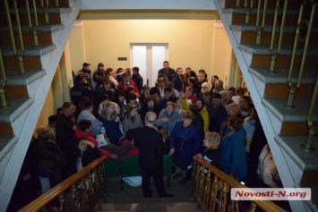 В окружных комиссиях Николаева огромные очереди - сдают бюллетени с избирательных участков