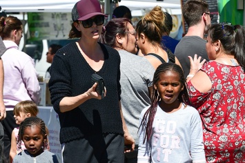 Шарлиз Терон с детьми на рынке в Лос-Анджелесе: новые фото