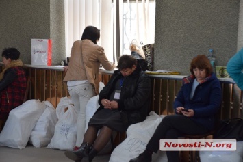 В Николаеве в ОИК спят на бюллетенях - люди не знают, когда рассосется бесконечная очередь
