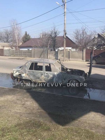 На оживленной дороге в Днепре дотла сгорел автомобиль