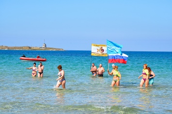 Крымские «моржи» закрыли сезон зимнего плавания
