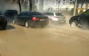 В центре Киева прорвало трубопровод, улицу залило кипятком