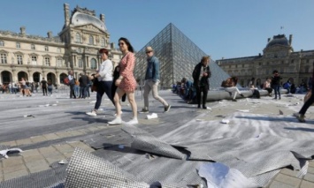 Двор Лувра превратился в бумажную инсталляцию, но ее вытоптали посетители