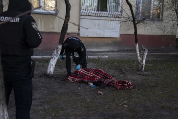 Болел раком: в Киеве мужчина выбросился из окна многоэтажки (фото)