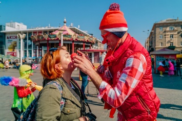 Веселый Днепр: в городе прошел парад клоунов