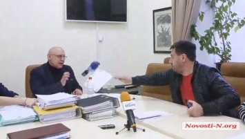 «Иди помойся!»: в Николаеве депутат Ентин запустил в Лепишева бутылкой