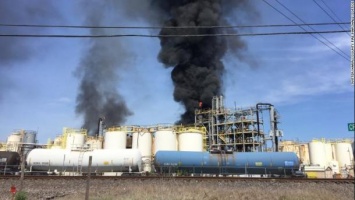 В Техасе загорелся химический завод. Есть погибший и пострадавшие