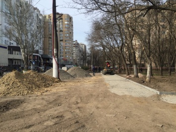 Одесские коммунальщики приводят в порядок кусок парка Победы