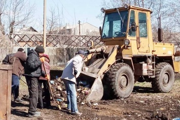 Под Харьковом безработные подметают улицу