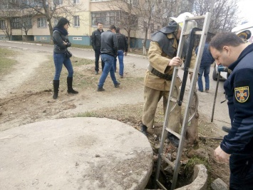 В Кривом Роге спасатели достали щенка, который провалился в коллектор