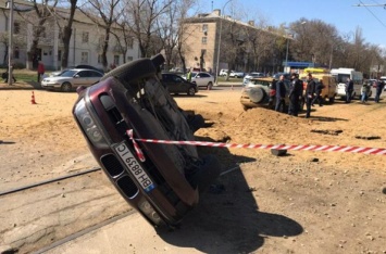 Мощный взрыв под автомобилем в Одессе: водитель чудом уцелел
