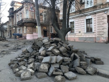 Ремонт на Софиевской: старинные плиты из Неаполя небрежно свалили в одну кучу