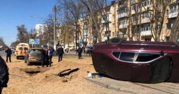 Эксперименты коммунальщиков: в Одессе из-за взрыва перевернулась дорогая иномарка (ВИДЕО)