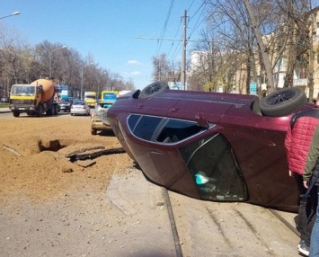 В Одессе взрыв газа под асфальтом подбросил машину в небо. Видео