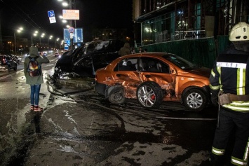 В Киеве Porsche протаранил Chevrolet и загорелся над подземным переходом