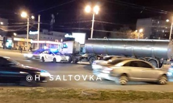 Неординарное происшествие в Харькове: мужчина бросился под грузовик (фото)