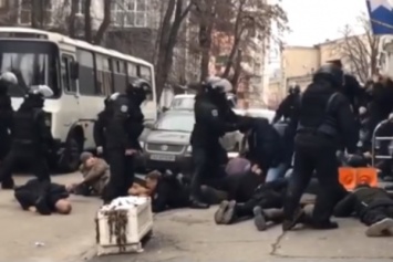 ''Ложись, Бандера!'' ГБР выдвинуло обвинение полицейскому-участнику побоища в Киеве