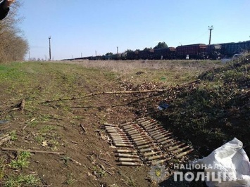 На Николаевщине на железнодорожных путях мужчина нашел мешок с зенитными патронами