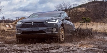 Смотрите, как Tesla Model X справляется с тяжелым бездорожьем