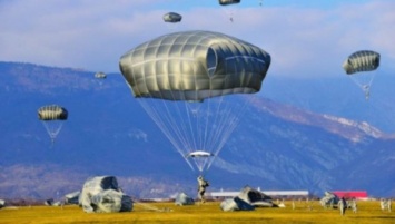 Украинские военные получили современные парашютные системы от США