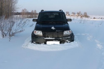 «Бампером собирает снег»: Блогер испытал УАЗ «Патриот» на заснеженном бездорожье
