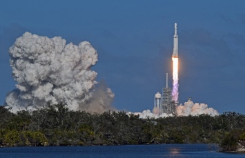 SpaceX проводит огневые испытания двигателя ракеты Falcon Heavy перед запуском