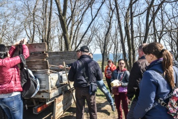 На склонах одесского пляжа «Дельфин» прошел массовый субботник