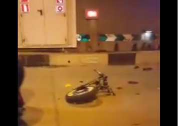 В Сочи после столкновения с грузовиком мотоцикл разорвало на части