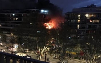 В Париже произошел крупный пожар в жилом доме