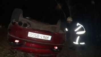 В Запорожской области водитель и пассажиры не могли выбраться из перевернувшегося авто