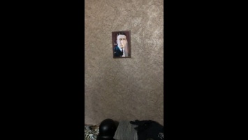 И портрет Гитлера на стене. Показавший Зеленскому гранатомет в Facebook, дождался визита спецназа МВД