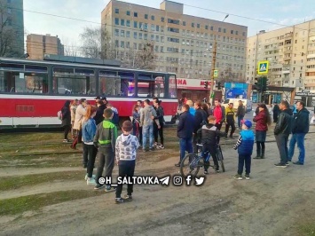 Девушку без сознания забрала "скорая": происшествие на проспекте в Харькове (фото)