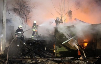 В Киеве потушен масштабный пожар в частном секторе
