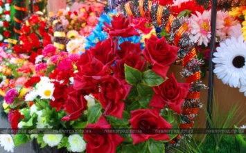 Павлоградцев призвали нести на могилы живые цветы, а не искусственные