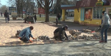 Пешеходные зоны Миргорода укладывают тротуарной плиткой
