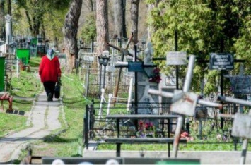 Не ходите на кладбище в одиночестве: главные ошибки поведения на погосте