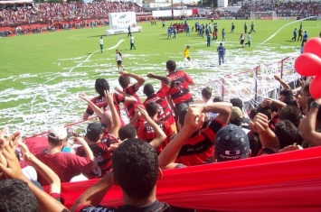 В Бразилии полиция разгоняла дерущихся футболистов слезоточивым газом (ВИДЕО)