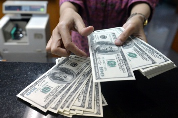 Украинцы сметают доллары перед выборами: к чему это приведет
