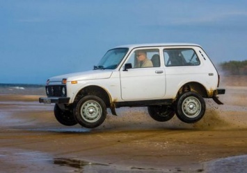 В селе без «Нивы» не обойтись: Блогер рассказал, чем LADA 4x4 лучше Jimny и Duster на бездорожье