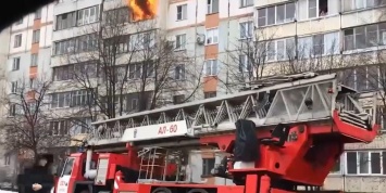 В Кирове пожарная машина застряла в грязи в 20 метрах от горящей квартиры